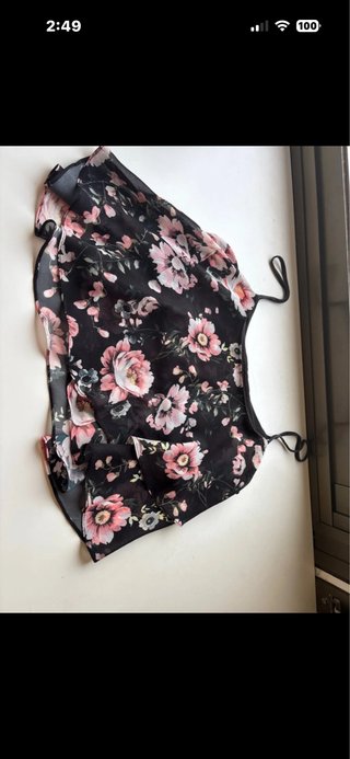 Camiseta tirantes floral negra y rosa