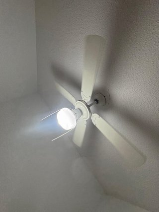 Ventilador de techo blanco