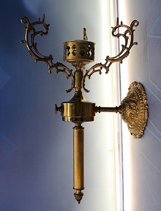 Lámpara y aplique de bronce y opalina primera mitad s.XX.