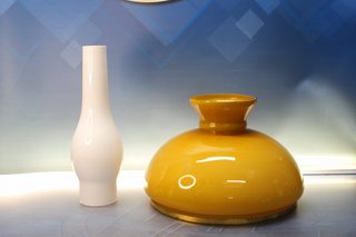 Lámpara y aplique de bronce y opalina primera mitad s.XX.