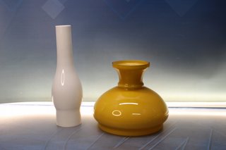 Lámpara y aplique de bronce y opalina primera mitad s.XX.