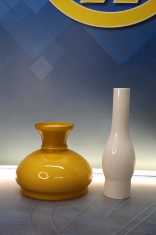 Lámpara y aplique de bronce y opalina primera mitad s.XX.