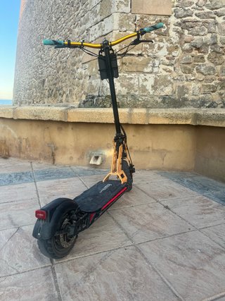 Patín Eléctrico Dorado y Negro