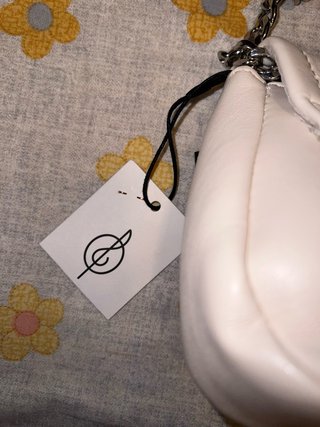 Bolso blanco con hebilla y cadena