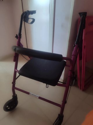 Andador Plegable Morado Semi-Nuevo Asiento y plega