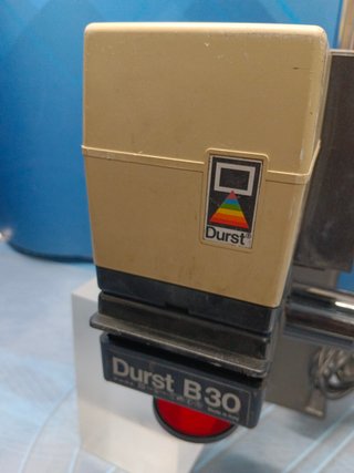 ampliadora durst b30, sin soporte o mesa de madera, funcionando