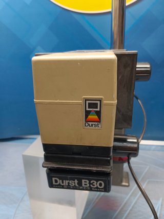ampliadora durst b30, sin soporte o mesa de madera, funcionando