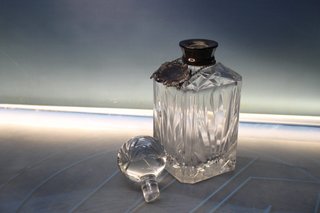 Botella, licorera, decantador de cristal tallado y plata “Coñac”. Mid-century