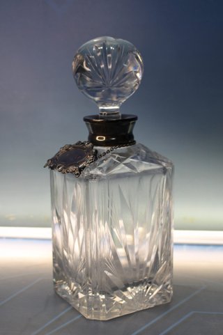 Botella, licorera, decantador de cristal tallado y plata “Coñac”. Mid-century