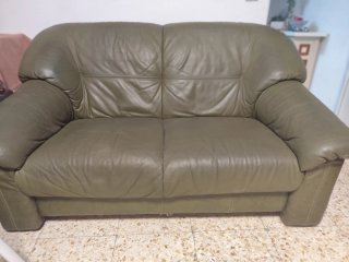 Sofá de piel verde