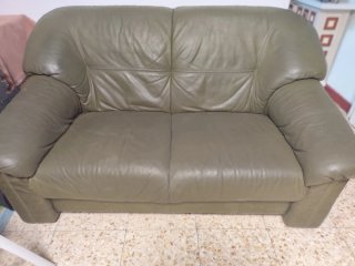 Sofá de piel verde