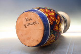02. Jarrón de cerámica artística. Firmado Alba, hecho en México. Estilo Talavera.