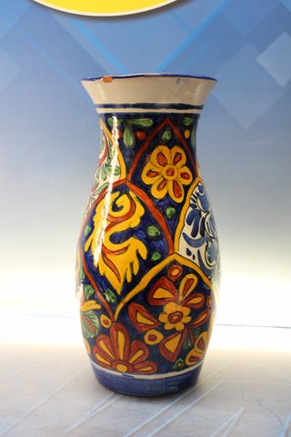 02. Jarrón de cerámica artística. Firmado Alba, hecho en México. Estilo Talavera.