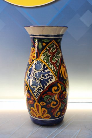 02. Jarrón de cerámica artística. Firmado Alba, hecho en México. Estilo Talavera.