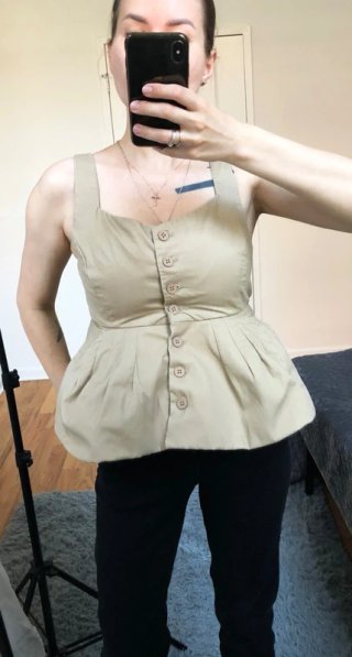 Top peplum beige botones sin mangas