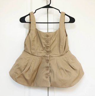 Top peplum beige botones sin mangas