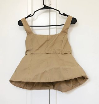 Top peplum beige botones sin mangas