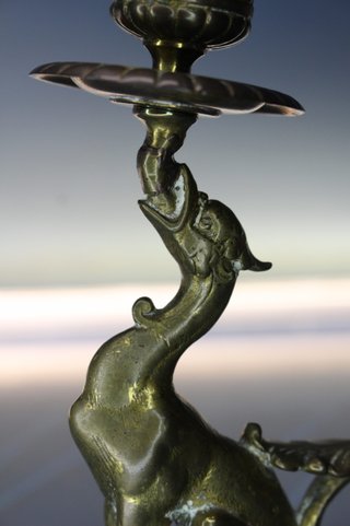 Candelabro de quimera, dragón en bronce o latón. Estilo victoriano.