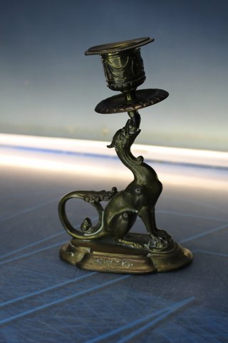 Candelabro de quimera, dragón en bronce o latón. Estilo victoriano.