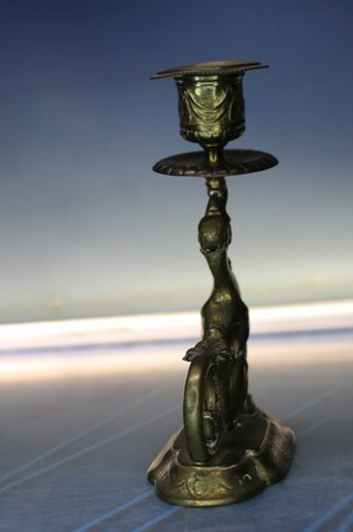 Candelabro de quimera, dragón en bronce o latón. Estilo victoriano.