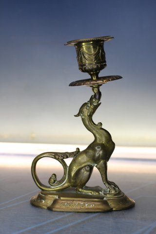 Candelabro de quimera, dragón en bronce o latón. Estilo victoriano.