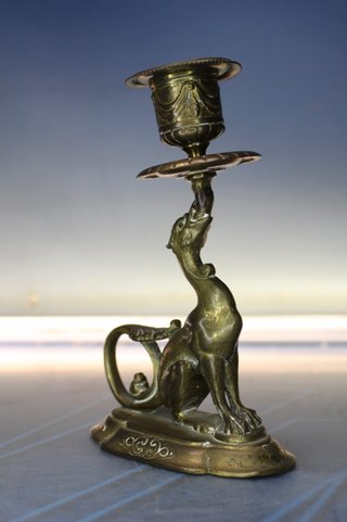 Candelabro de quimera, dragón en bronce o latón. Estilo victoriano.