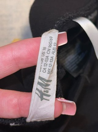 Leggings negros con detalle verde costura reparada