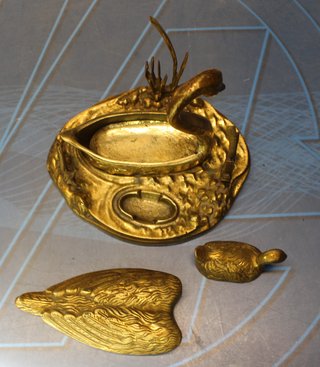Cenicero de bronce años 60, de S. Agudo. Cisne entre juncos.