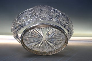 Cesta de cristal de plomo tallado y base de plata. Bohemia.