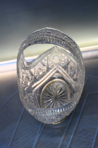 Cesta de cristal de plomo tallado y base de plata. Bohemia.