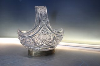 Cesta de cristal de plomo tallado y base de plata. Bohemia.