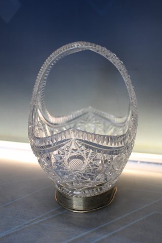 Cesta de cristal de plomo tallado y base de plata. Bohemia.