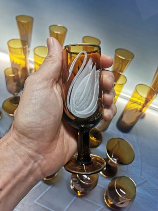 Juego de cristal, 28 vasos diferentes ( tubo, champan, licor..) ambar años 70, decoración de cisne