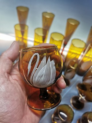 Juego de cristal, 28 vasos diferentes ( tubo, champan, licor..) ambar años 70, decoración de cisne
