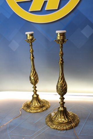 Pareja de lámparas de sobremesa estilo victoriano en bronce o latón dorado. Mediados s.XX.