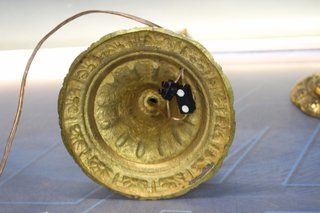 Pareja de lámparas de sobremesa estilo victoriano en bronce o latón dorado. Mediados s.XX.