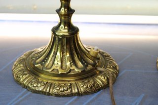 Pareja de lámparas de sobremesa estilo victoriano en bronce o latón dorado. Mediados s.XX.