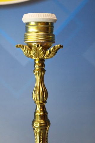 Pareja de lámparas de sobremesa estilo victoriano en bronce o latón dorado. Mediados s.XX.