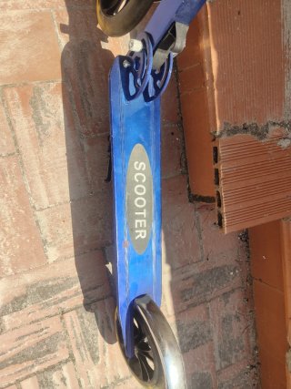 Patinete azul para niños