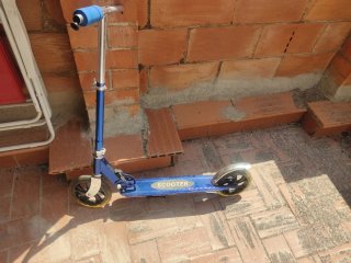 Patinete azul para niños