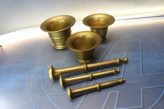02. 3 Morteros, almireces de bronce con sus mazos.