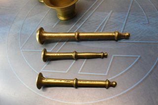 02. 3 Morteros, almireces de bronce con sus mazos.