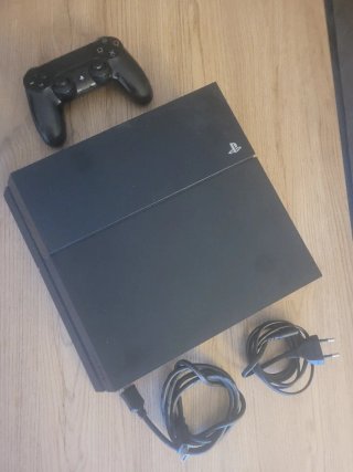 PS4 (PlayStation 4) Negra + Mando y Cables