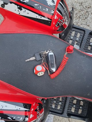 Quad 125ccNegro/Rojo esta casi nuevo muy poco uso