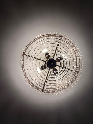 Lámpara de araña dorada con cristales