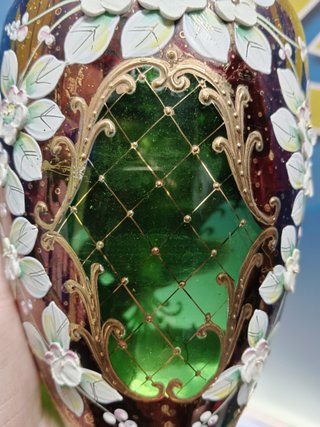 Precioso Jarrón de cristal de Bohemia con flores blancas, 27,5 cm.