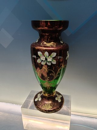 Precioso Jarrón de cristal de Bohemia con flores blancas, 27,5 cm.