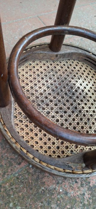 Sgabello Thonet in legno e rattan