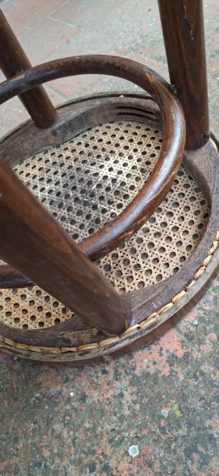 Sgabello Thonet in legno e rattan
