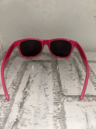 Gafas de sol rosas y amarillas